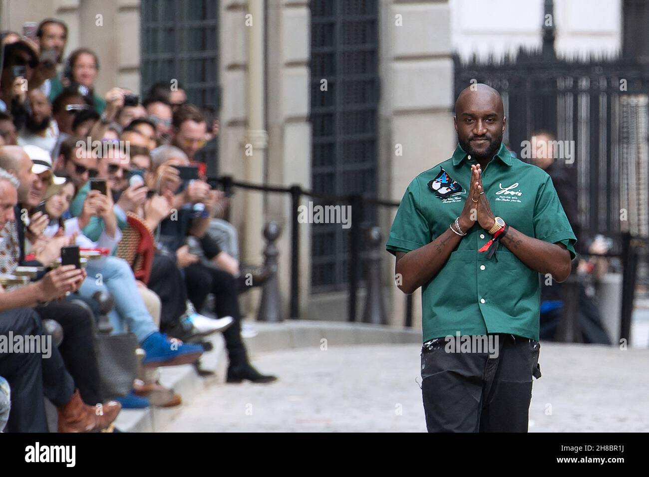 Photo du dossier datée du 20 juin 2019, le designer Virgile Abloh fait une apparition sur la piste lors du spectacle Louis Vuitton pour hommes Printemps été 2020 dans le cadre de la semaine de la mode à Paris, France.Le designer de mode Virgil Abloh, directeur artistique de la collection de vêtements pour hommes de Louis Vuitton, est décédé dimanche à l’âge de 41 ans du cancer, a annoncé le propriétaire français de la maison de mode et de luxe LVMH.Photo d'Aurore Marechal/ABACAPRESS.COM Banque D'Images