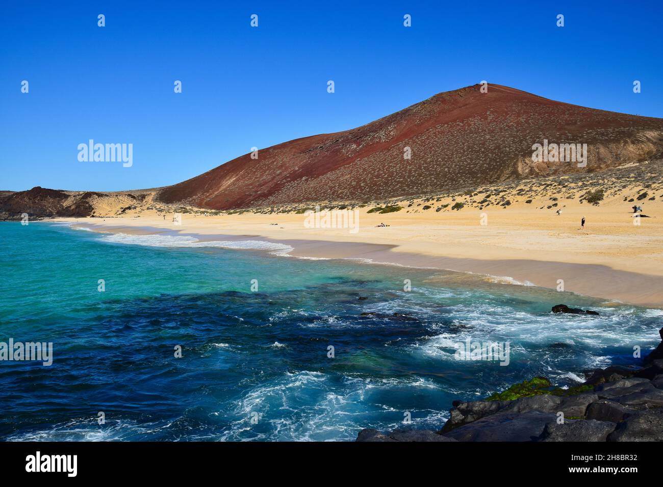 Belle Playa de las Conchas avec le Mont Bermeja en arrière-plan.L'île la Graciosa, appartenant à Lanzarote, îles Canaries, Espagne.Un peu de peop Banque D'Images