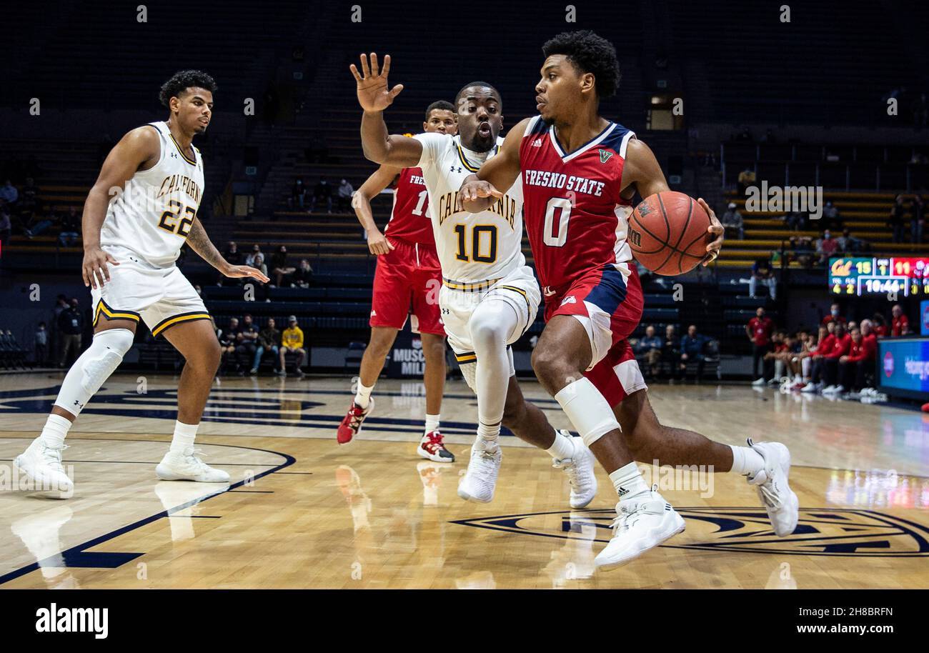 Hass Pavilion Berkeley Calif, États-Unis.28 novembre 2021.CA U.S.A. Fresno State Guard Kyle Harding (0) conduit au panier pendant le NCAA hommes jeu de basket-ball entre Fresno State Bulldogs et les California Golden Bears.La Californie a gagné 65-57 au Hass Pavilion Berkeley Californie Thurman James/CSM/Alay Live News Banque D'Images