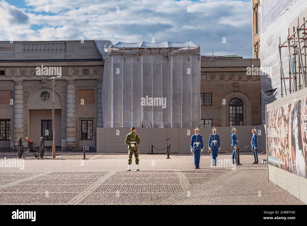 Grenadiers de la Royal Swedish Life Guards par la Kungliga slottet.Livgardet changement de gardes au Palais Royal suédois - Stockholm, Suède Banque D'Images