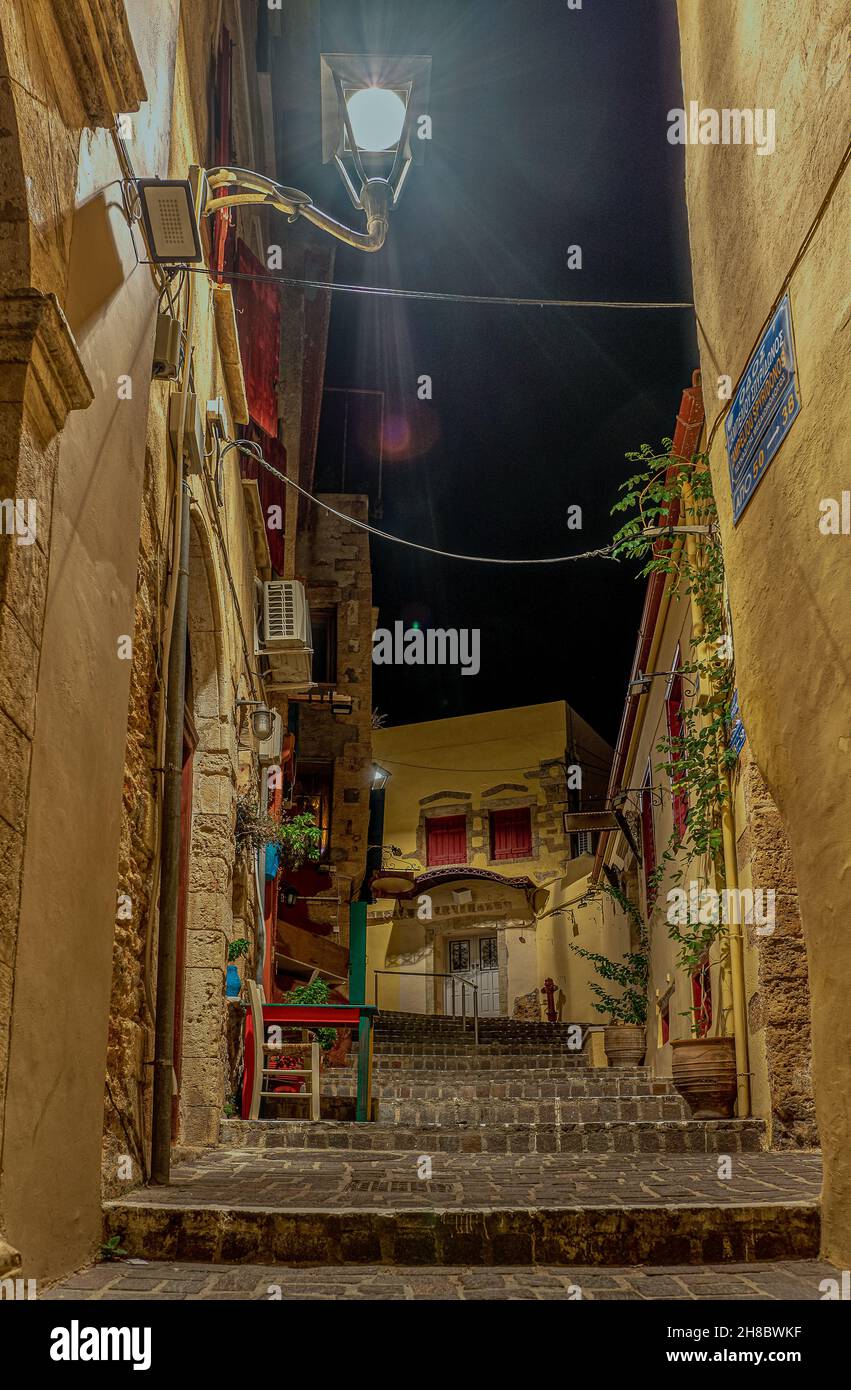 Lanterne lumineuse illuminant les escaliers romantiques de l'allée Zampeliou dans la vieille ville de Chania, Crète, Grèce, 13 octobre 2021 Banque D'Images