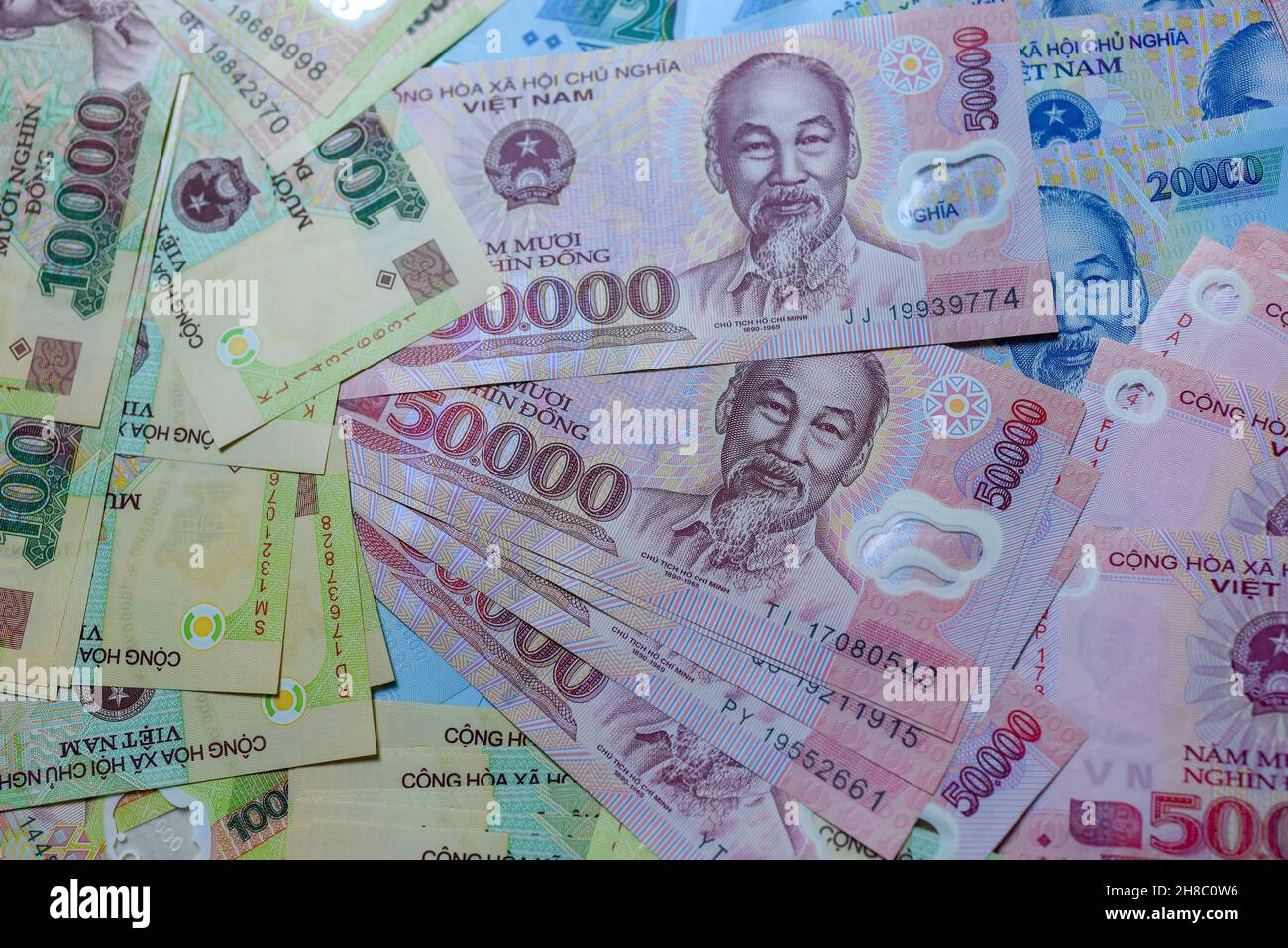 La monnaie vietnamienne ou (dong vietnamien) étant circulé à l'aide de matières plastiques. Banque D'Images