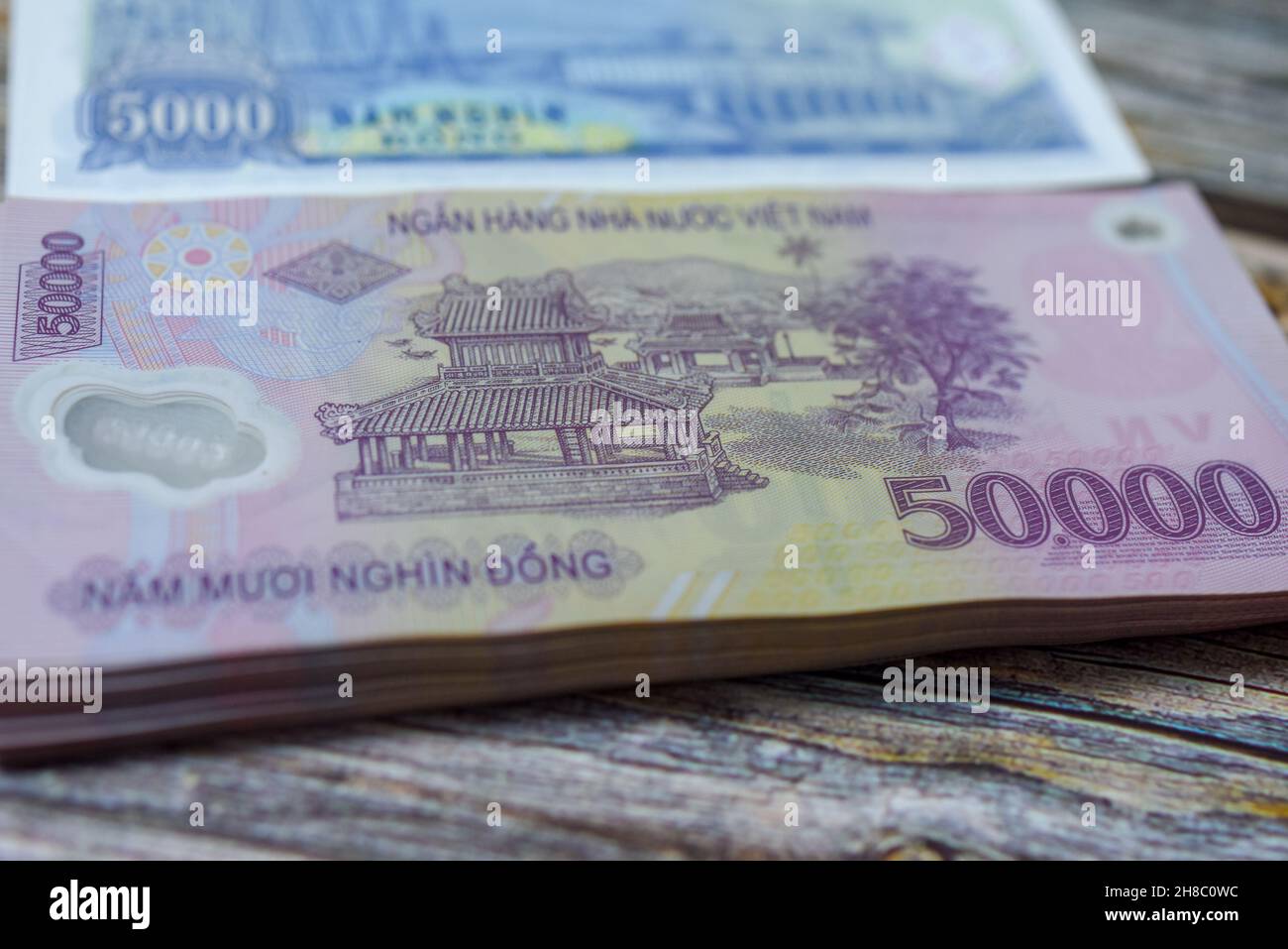 La monnaie vietnamienne ou (dong vietnamien) étant circulé à l'aide de matières plastiques. Banque D'Images