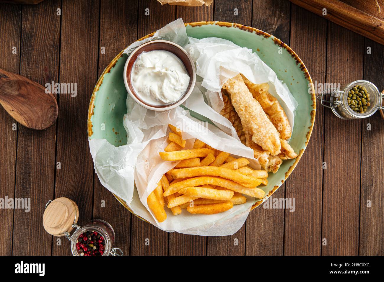 Plat de poisson et frites avec pommes de terre frites Banque D'Images