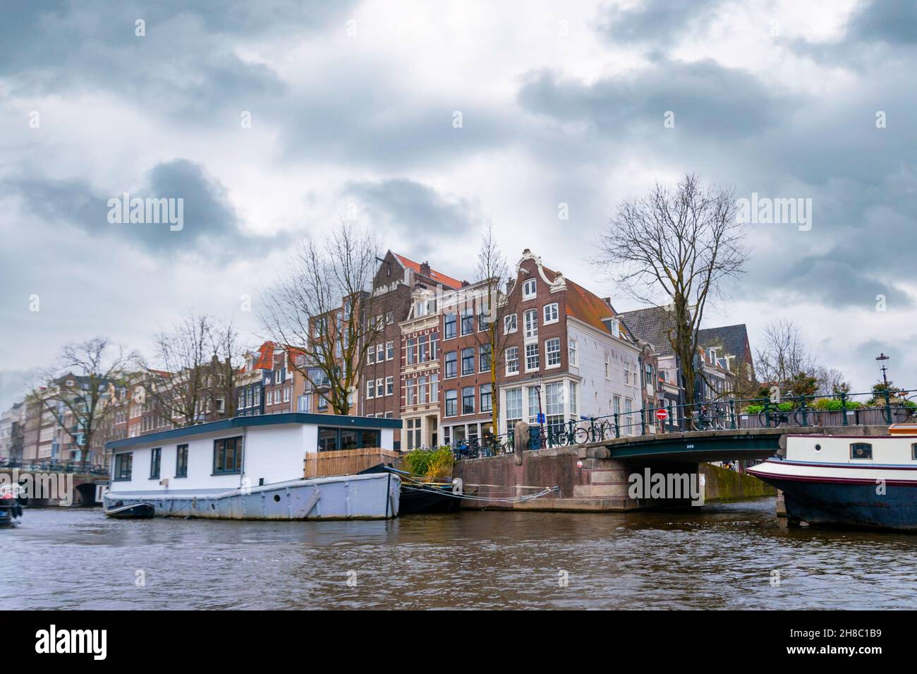 Ville d'Amsterdam depuis le bateau. Banque D'Images