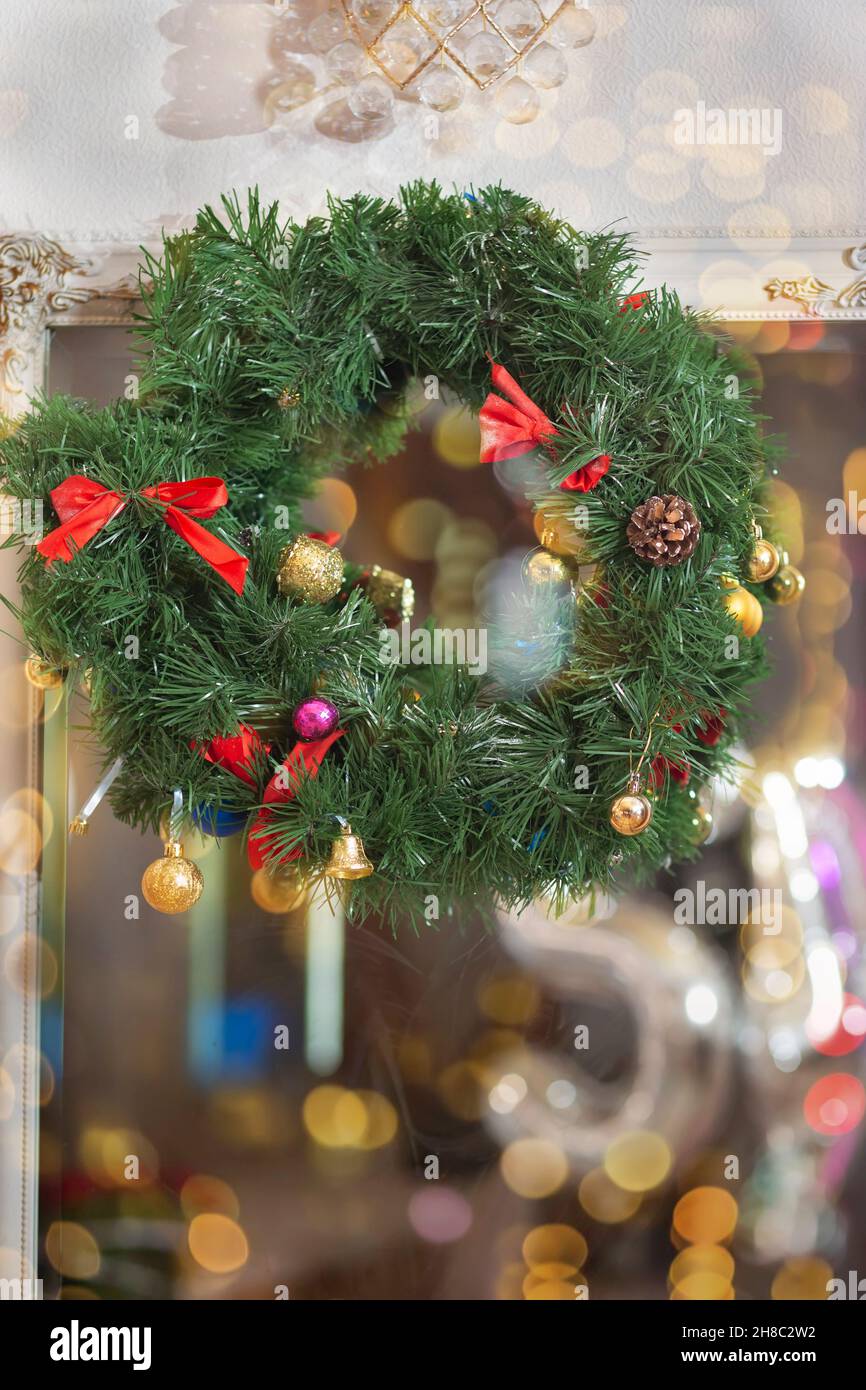 Une couronne de Noël ornée de boules brillantes orne le miroir intérieur. Décoration et décoration de l'intérieur pour Noël et nouvel an.Bokeh de la  lig Photo Stock - Alamy