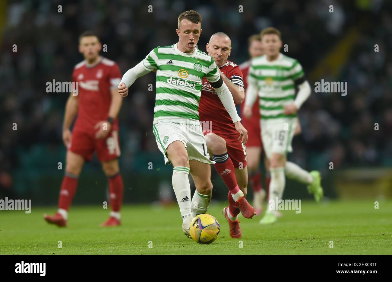 Glasgow, Écosse, 28 novembre 2021.David Turnbull du Celtic et Scott Brown d'Aberdeen lors du match de la Premier League écossaise au Celtic Park, Glasgow.Crédit photo à lire: Neil Hanna / Sportimage crédit: Sportimage / Alay Live News Banque D'Images