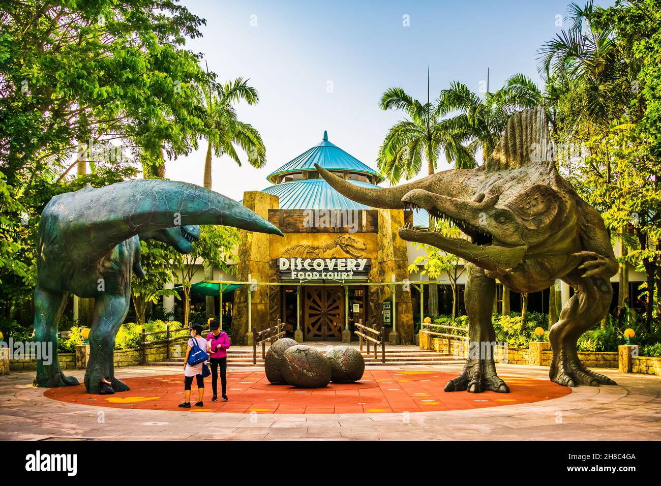 Dinosaures devant Discovery Food court à Universal Studios Singapore. Banque D'Images