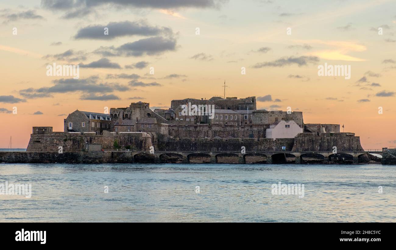 L'attraction touristique de Guernesey le château de Cornet au coucher du soleil Banque D'Images