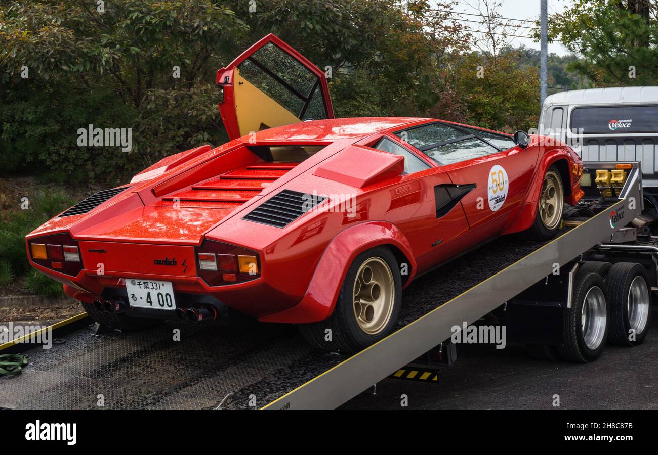 Une voiture sport classique Lamborghini Countach LP400S rouge chargée sur un transporteur de voitures Banque D'Images