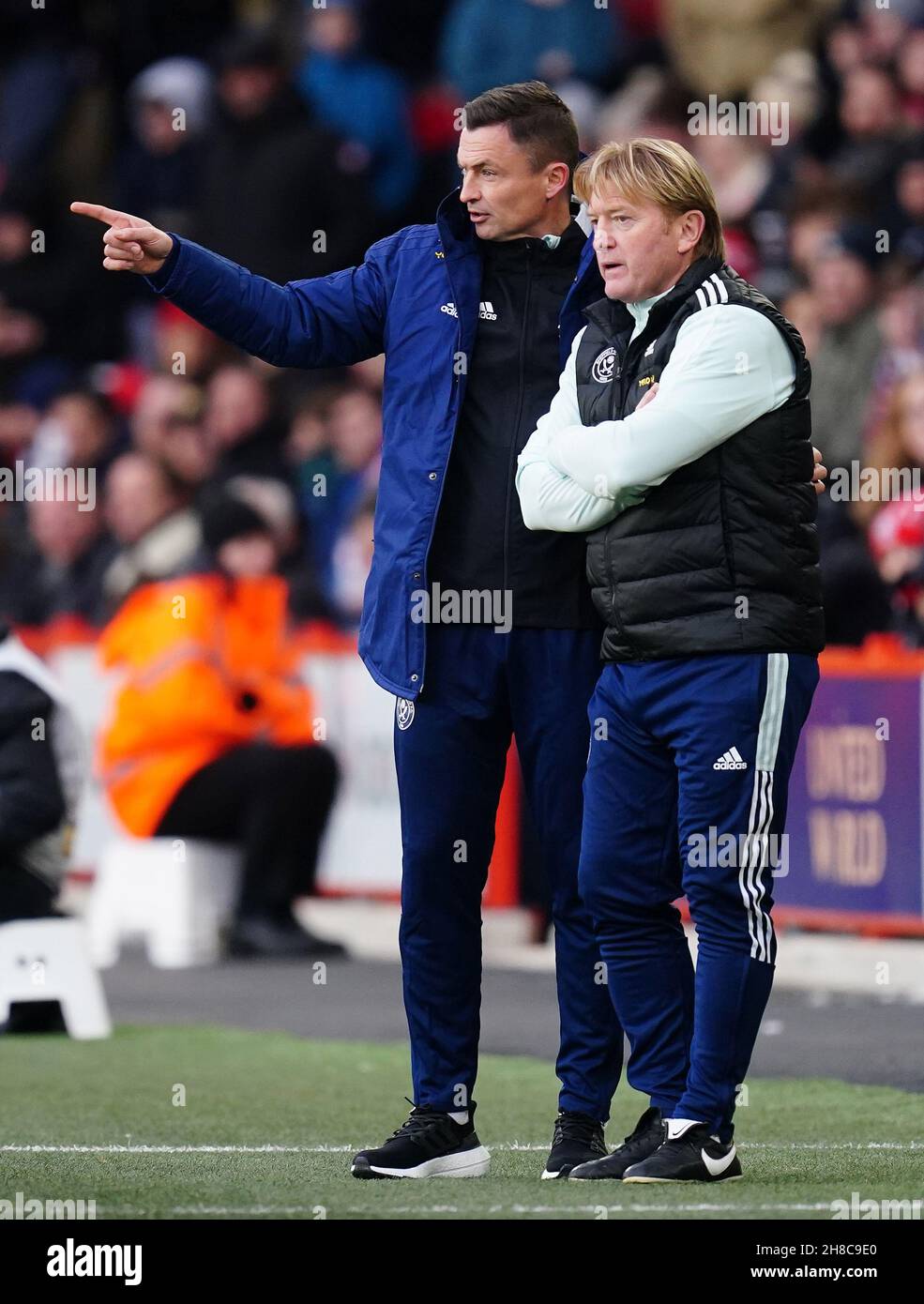 Paul Heckingbottom, directeur de Sheffield United, avec son assistant Stuart McCall lors du match du championnat Sky Bet à Bramall Lane, Sheffield.Date de la photo: Dimanche 28 novembre 2021. Banque D'Images