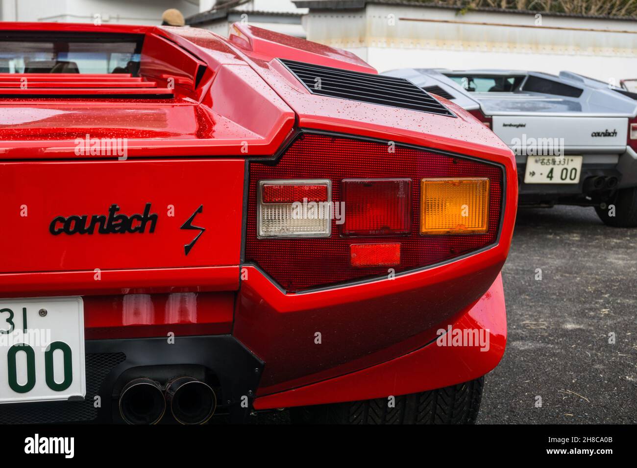 Gros plan sur le groupe de feux arrière d'une voiture de sport italienne classique Lamborghini Countach LP400S rouge. Banque D'Images