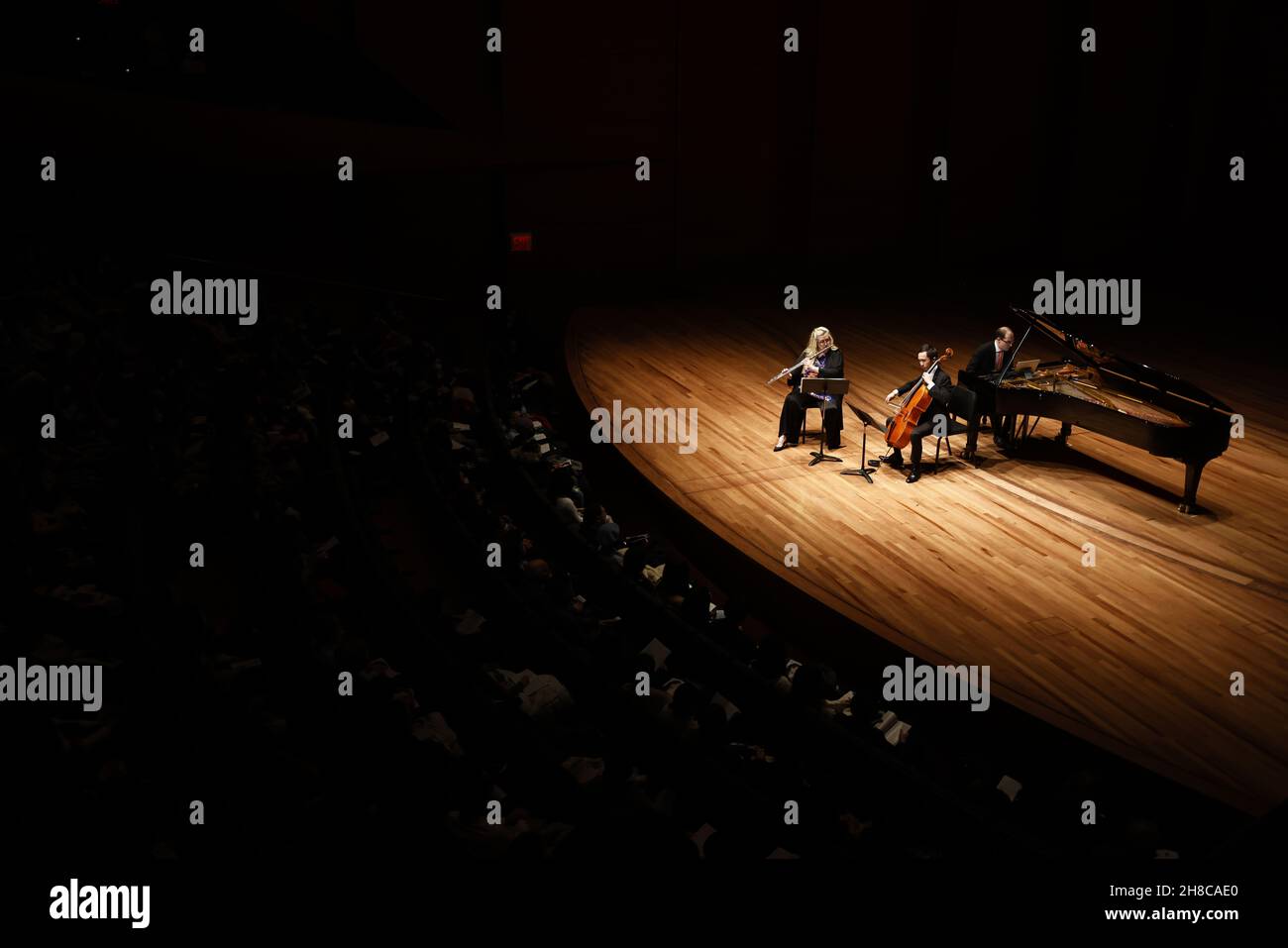 New York, États-Unis.28 novembre 2021.Des artistes se produisent lors d'un concert de chambre en personne célébrant la musique classique chinoise traditionnelle et moderne qui s'est tenu au Lincoln Center de New York, aux États-Unis, le 28 novembre 2021.Le concert a pour thème « inspirations chinoises » des programmes dérivés de chansons folkloriques chinoises, de la littérature classique et d'autres éléments chinois.Notamment, le concert a été donné par le compositeur et joueur de Pipa Wu Man, ainsi que par des artistes de la Chamber Music Society du Lincoln Center.Credit: Zhou Huanxin/Xinhua/Alamy Live News Banque D'Images