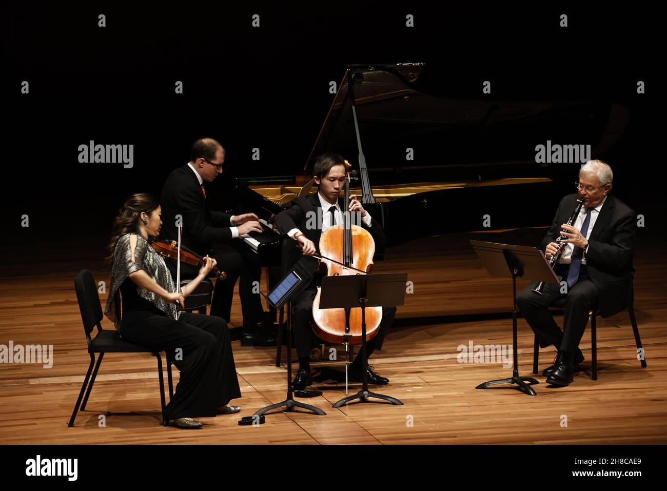 New York, États-Unis.28 novembre 2021.Des artistes se produisent lors d'un concert de chambre en personne célébrant la musique classique chinoise traditionnelle et moderne qui s'est tenu au Lincoln Center de New York, aux États-Unis, le 28 novembre 2021.Le concert a pour thème « inspirations chinoises » des programmes dérivés de chansons folkloriques chinoises, de la littérature classique et d'autres éléments chinois.Notamment, le concert a été donné par le compositeur et joueur de Pipa Wu Man, ainsi que par des artistes de la Chamber Music Society du Lincoln Center.Credit: Zhou Huanxin/Xinhua/Alamy Live News Banque D'Images