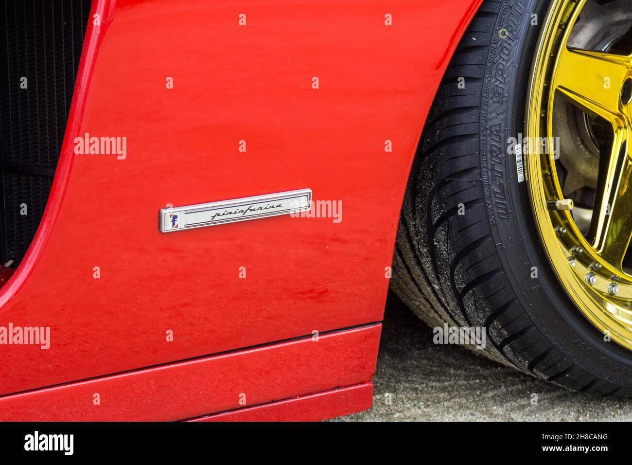 Gros plan sur une voiture de sport classique corsa Ferrari Tomarosso personnalisée Banque D'Images