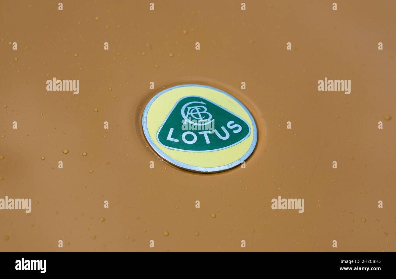 Gros plan de l'emblème du logo sur une voiture classique de la série Lotus Europa S2 jaune Bahama deux coupé sport britannique années soixante Banque D'Images
