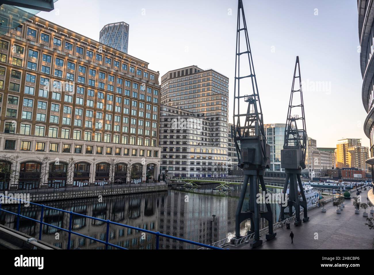 Énormes grues industrielles, quartier financier de Canary Wharf sur l'île de Dogs, Londres, Angleterre, Royaume-Uni Banque D'Images