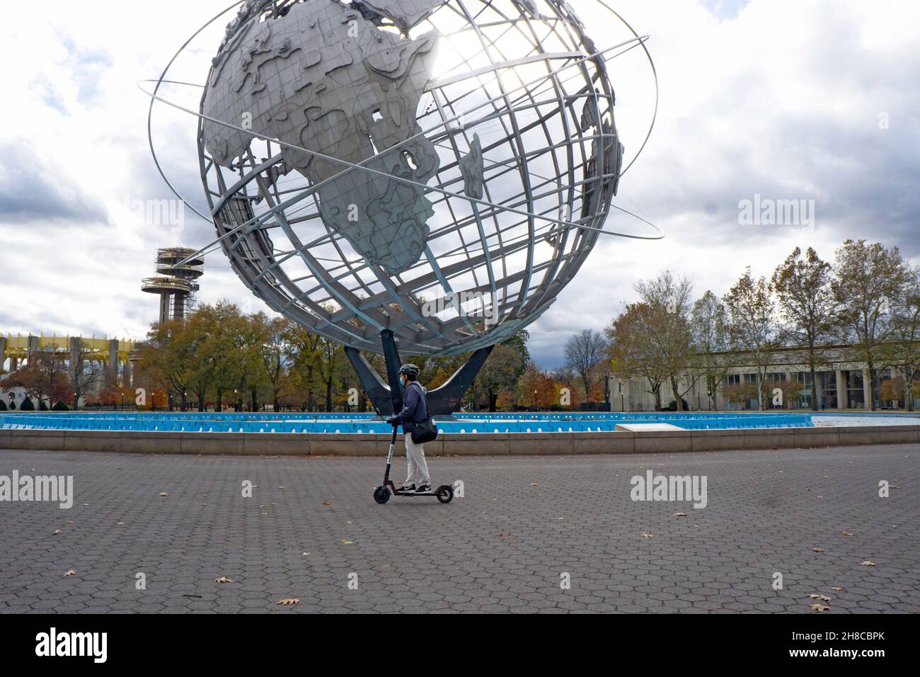 La Unisphere sous un ciel sombre et spectaculaire en fin d'après-midi.À Flushing Meadows Corona Park à l'automne 2021. Banque D'Images