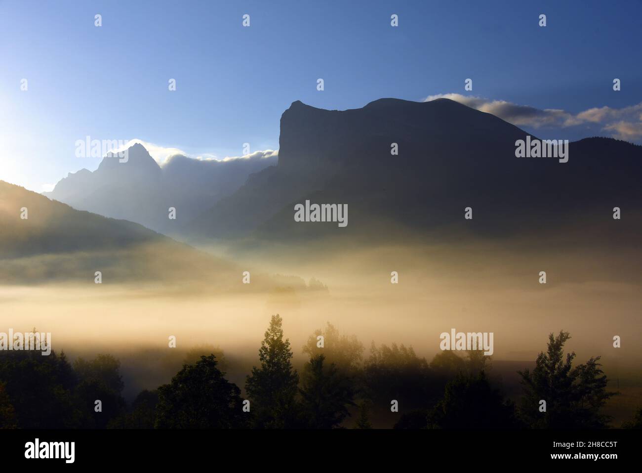 Montagnes appelées le Rocher rond et les aiguilles de la Jarjatte, France, Département Drôme, lus la Croix haute Banque D'Images