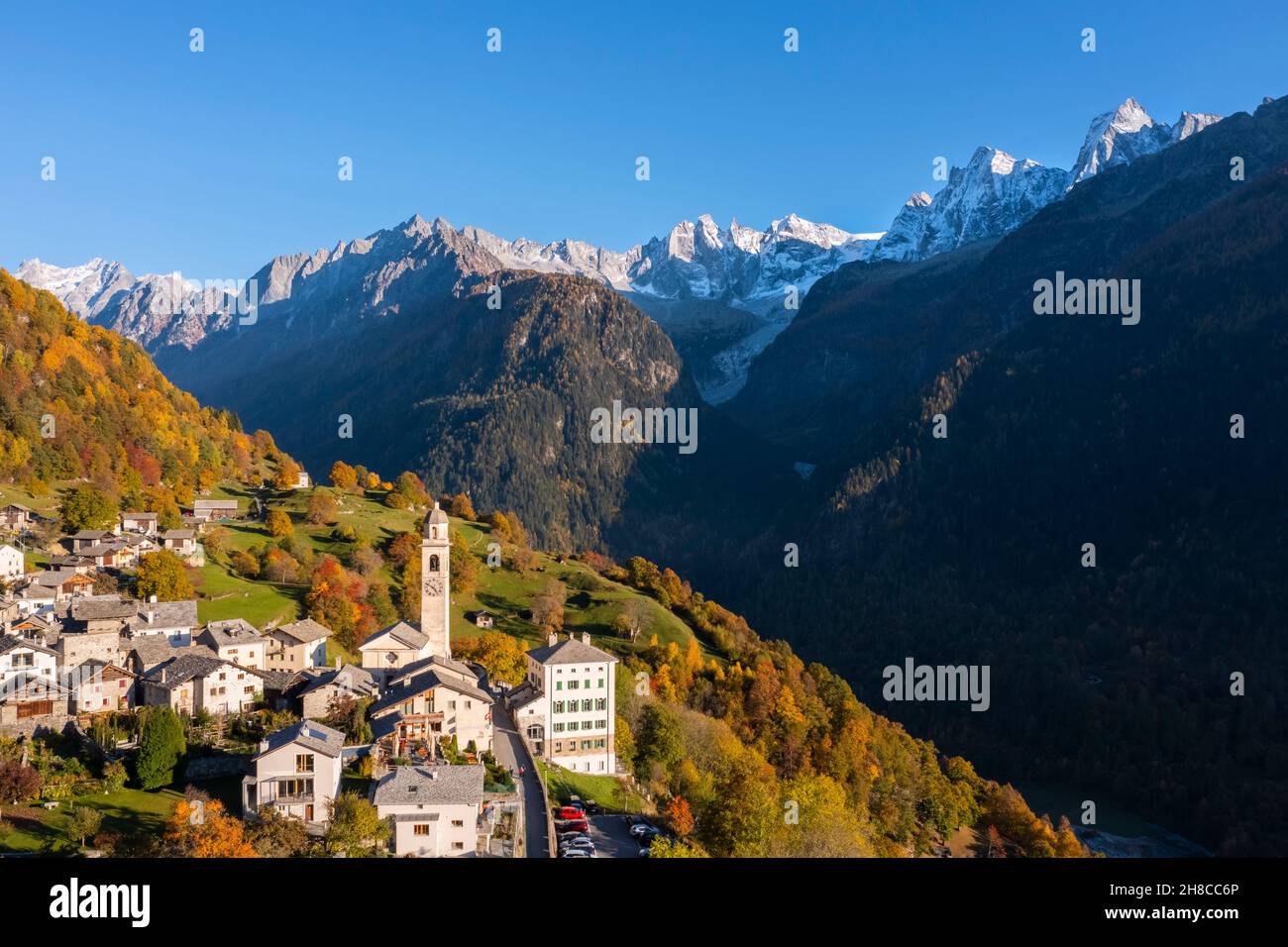 Vue aérienne du petit village de Soglio au coucher du soleil en automne.District de Maloja, canton de Graubunden, vallée de Bregaglia, Suisse, Europe. Banque D'Images