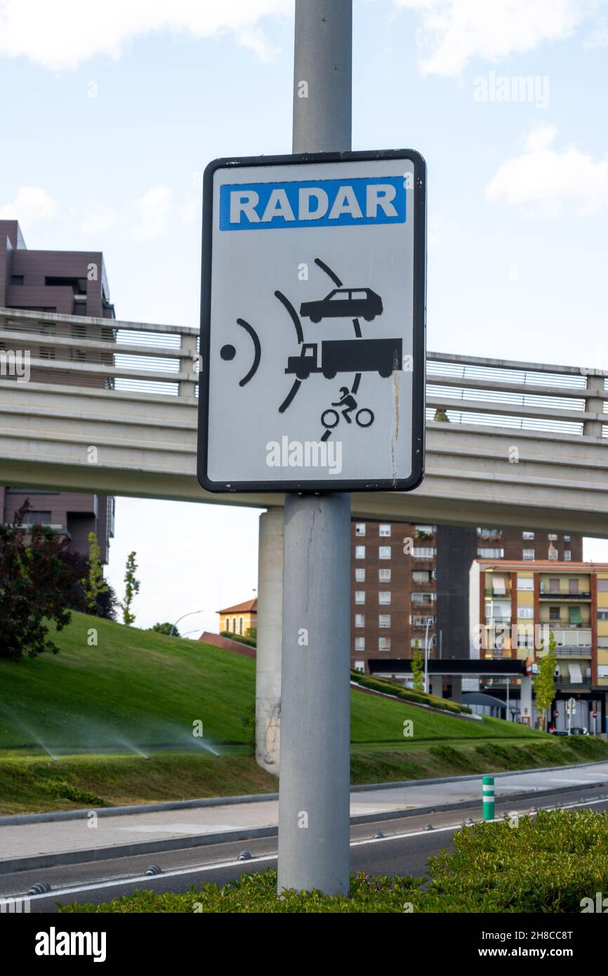 VALLADOLID, ESPAGNE - 09 août 2021 : le panneau radar et le contrôle sur la route Banque D'Images