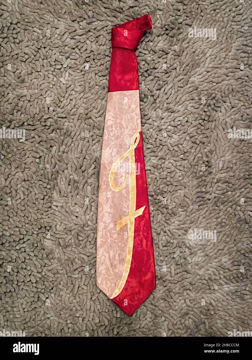 Cravate rouge Art déco des années 1930 ou 1940.Décoration avec la lettre F  Photo Stock - Alamy