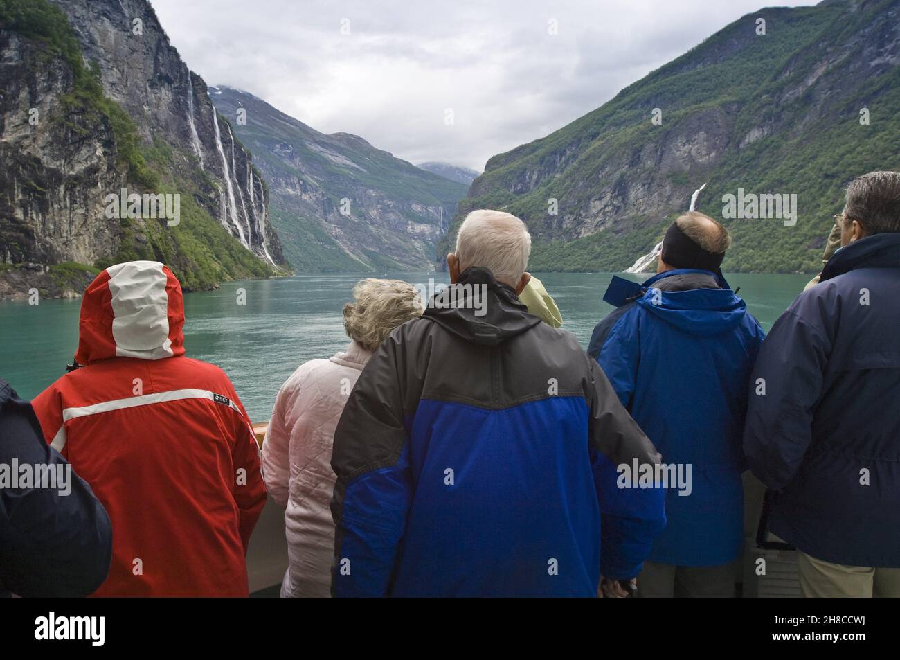 Touristes sur un navire dans le fjord de Geiranger, Norvège Banque D'Images