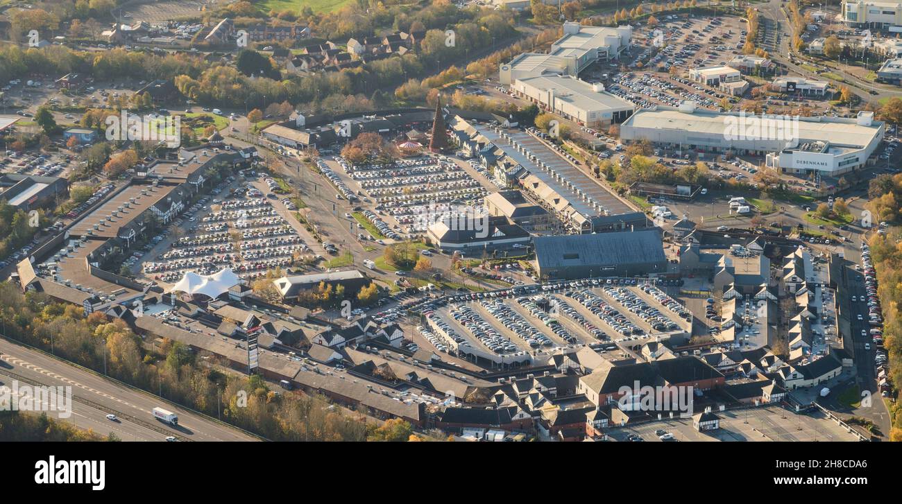 Une photo aérienne du centre commercial Cheshire Oaks, parking plein de magasins de Noël, Ellesmere Port, Merseyside, nord-ouest de l'Angleterre, Royaume-Uni Banque D'Images