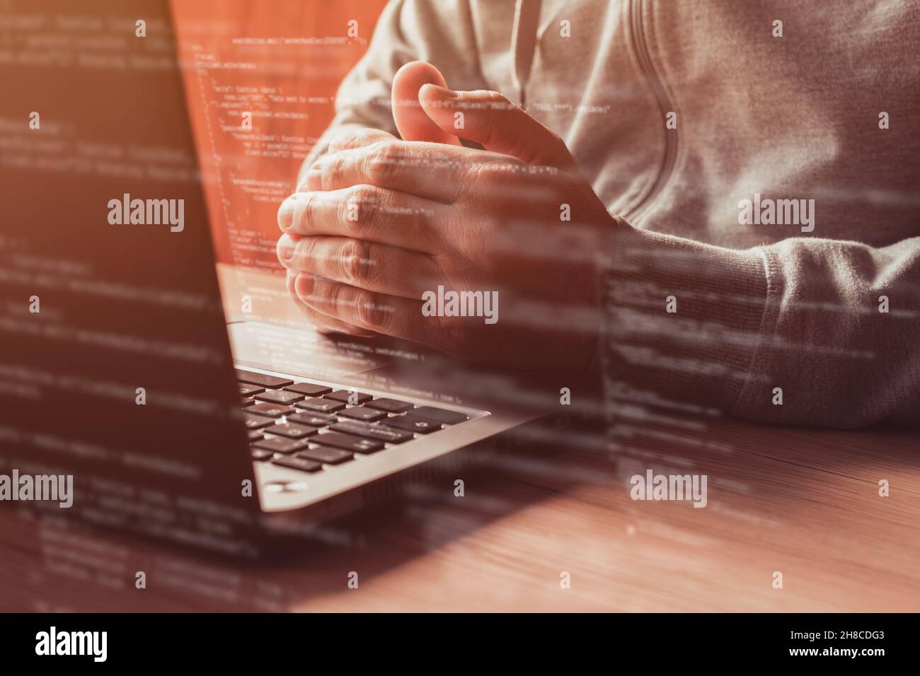 Compilation de logiciels sur ordinateur portable, développeur de logiciels et programmer conforme code au bureau, à proximité avec un focus sélectif Banque D'Images