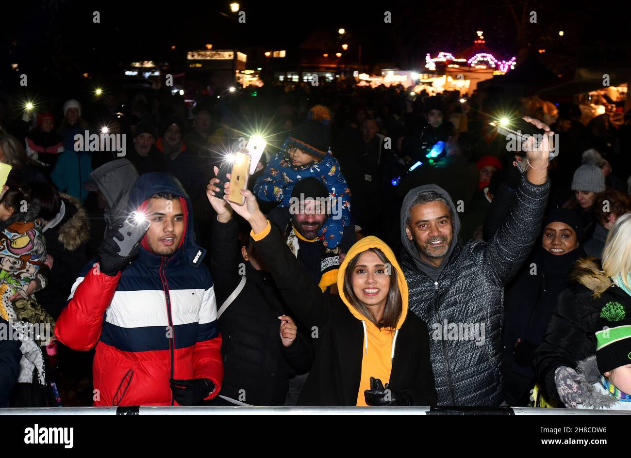 Les résidents de l'esprit communautaire de Noël brandilleront des lampes de téléphone mobile torches pour célébrer l'allumage des lampes de Noël à Tettenhall, Wolverhampton, 2021 Banque D'Images