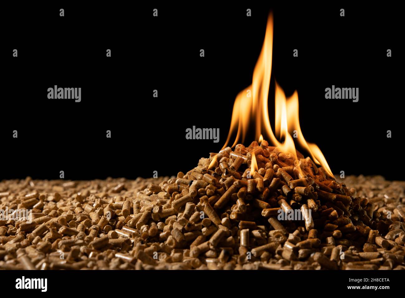biomasse - granules de bois brûlants. biocarburants et énergies renouvelables. espace de copie Banque D'Images