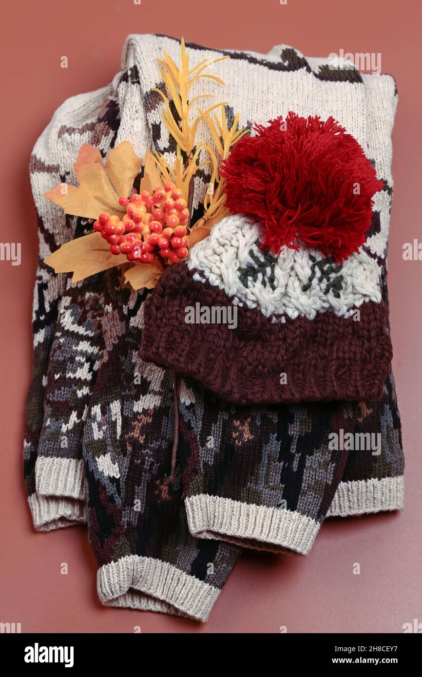 ensemble de vêtements chauds d'automne sur fond beige, vue du dessus.Pull en maille et bonnet en laine.Style plat et place pour le texte. Banque D'Images