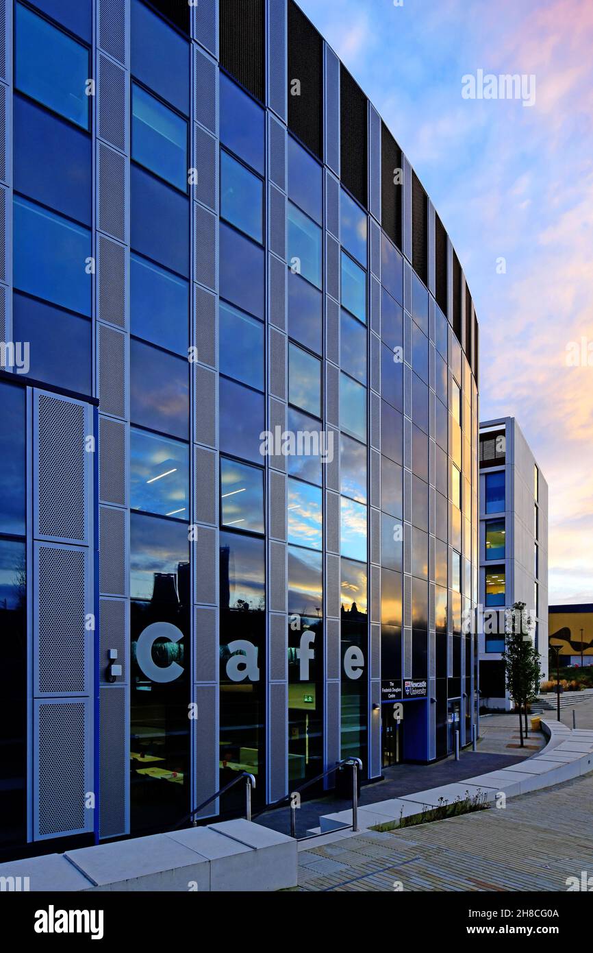 Université de Newcastle le Frederick Douglass Centre et café dans le centre-ville au coucher du soleil Banque D'Images