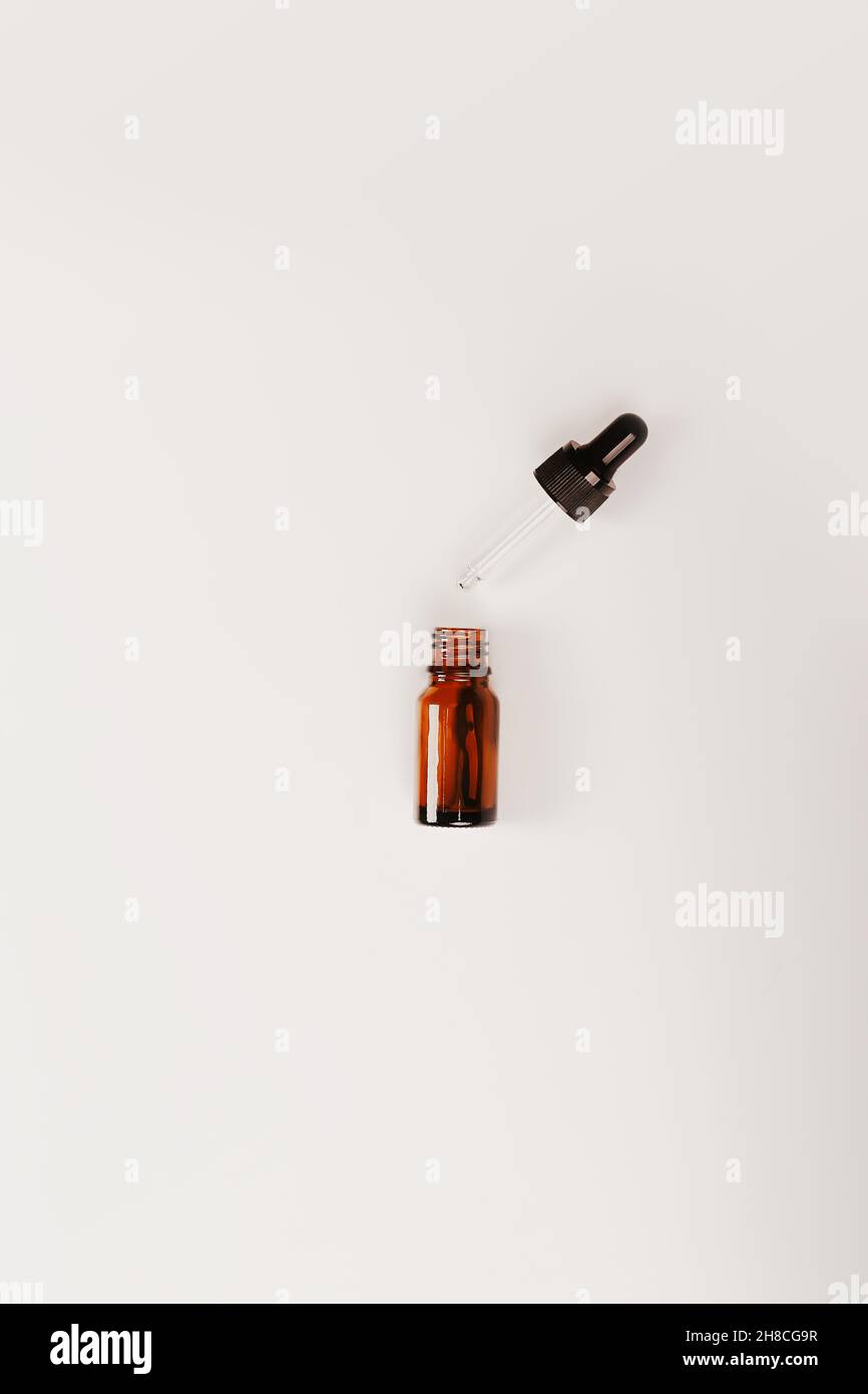 Bouteilles en verre ambré foncé.Cosmétiques naturels.Style plat, vue de dessus. Banque D'Images