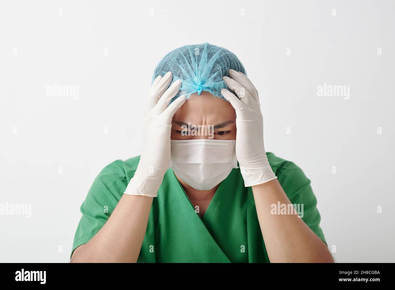 Chirurgien stressé désespéré souffrant après avoir perdu le patient pendant la chirurgie Banque D'Images
