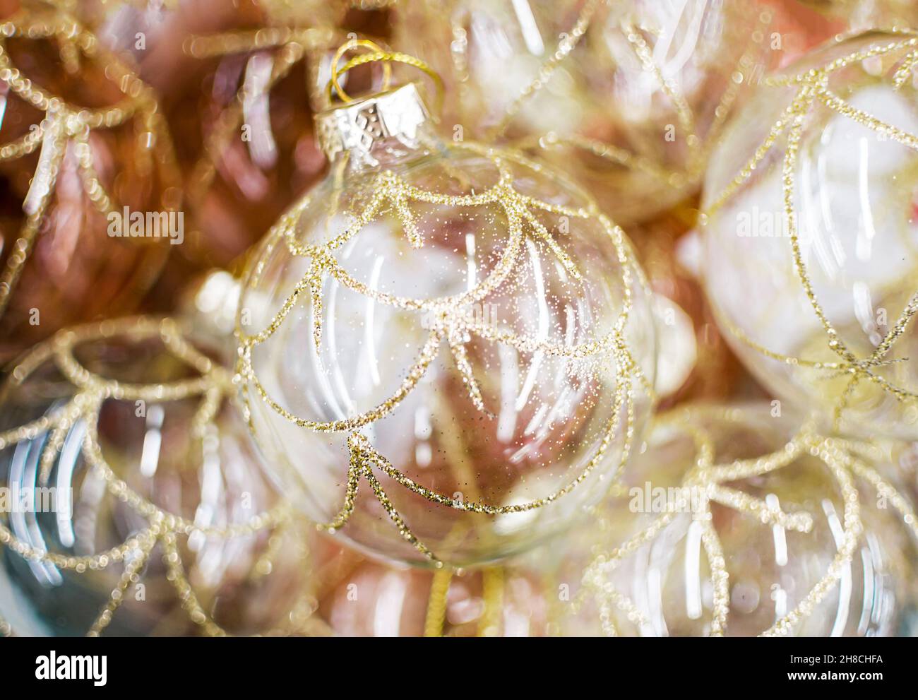 Boules de Noël en verre doré gros plan, jouets pour arbres, mise au point douce Banque D'Images