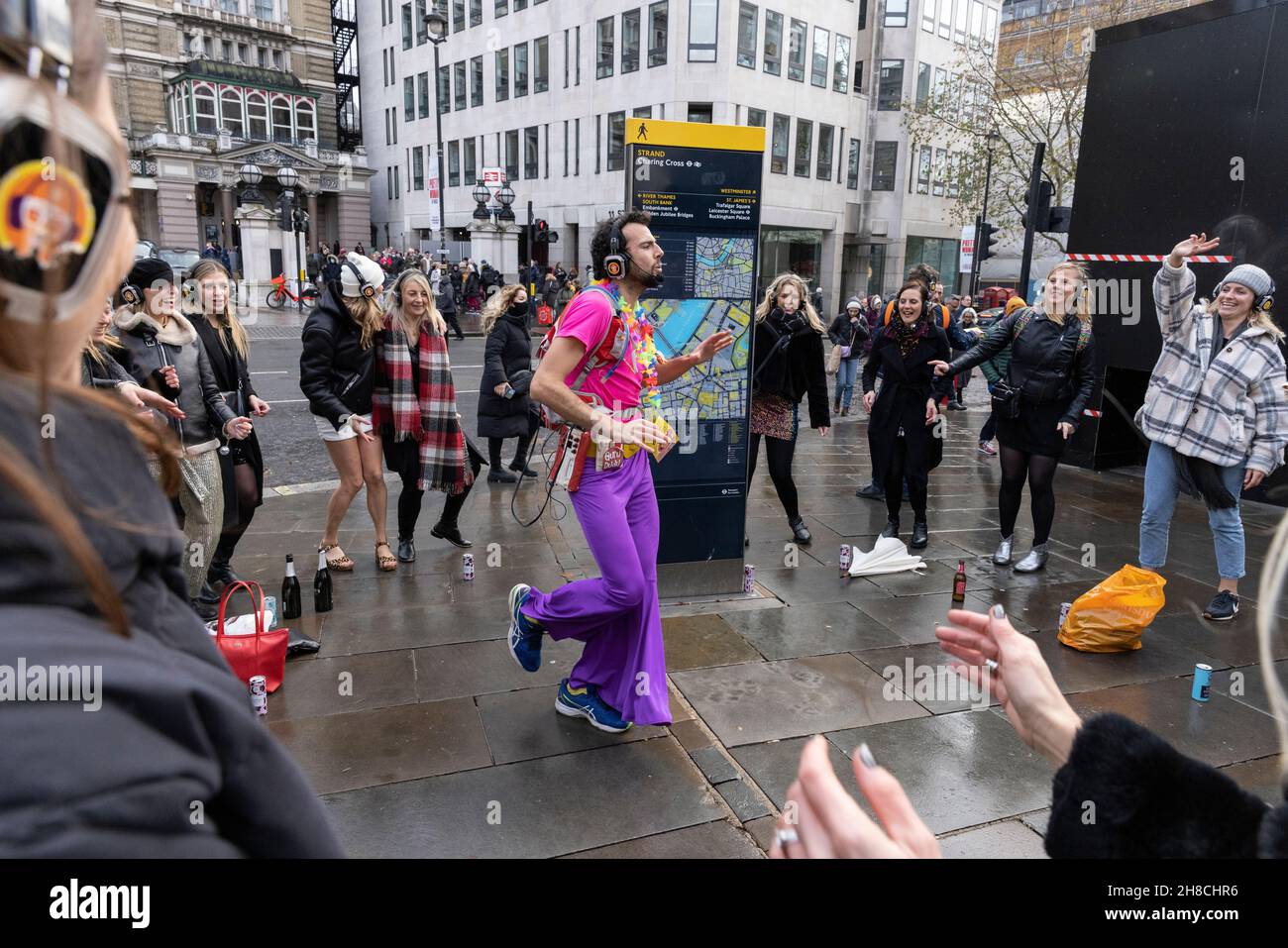 Les femmes profitent d'une soirée « disco silencieuse » dans le West End de Londres avant que les restrictions de la COVID-19 interdisent tous les rassemblements alors que la variante d'Omicron se tient dans tout le Royaume-Uni. Banque D'Images
