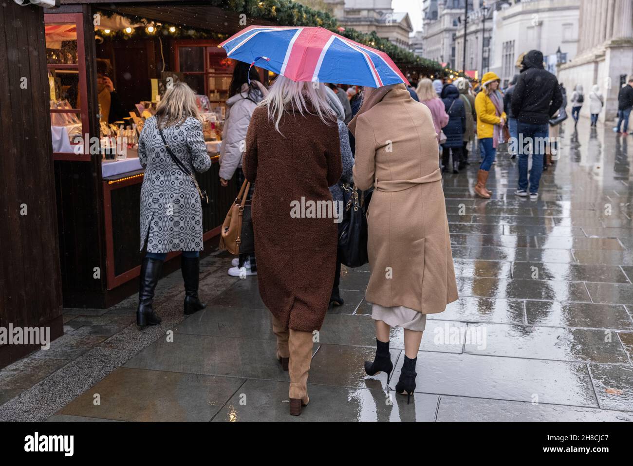 Les acheteurs de Noël à Londres profitent de la liberté actuelle de sortir et de profiter des sites festifs tandis que la variante d'Omicron menace, Royaume-Uni Banque D'Images