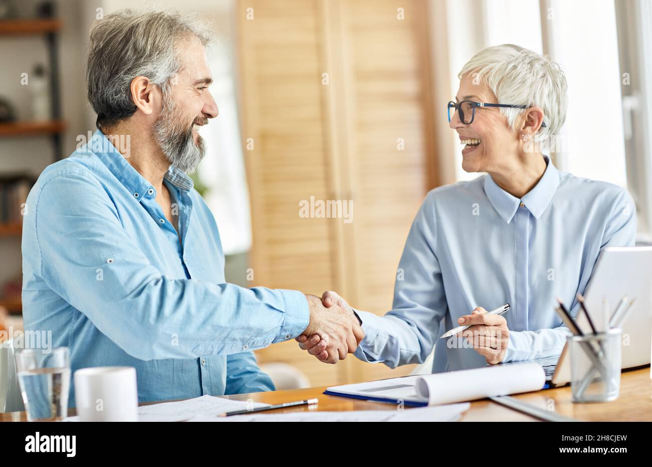 homme d'affaires femme bureau travail main secouant accord de réunion Banque D'Images