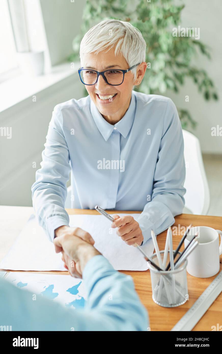 homme d'affaires femme bureau travail main secouant accord de réunion Banque D'Images