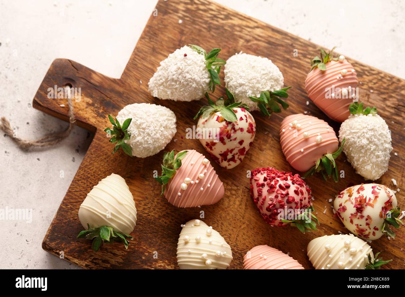 Fraises enrobées de chocolat sur fond de bois Banque D'Images