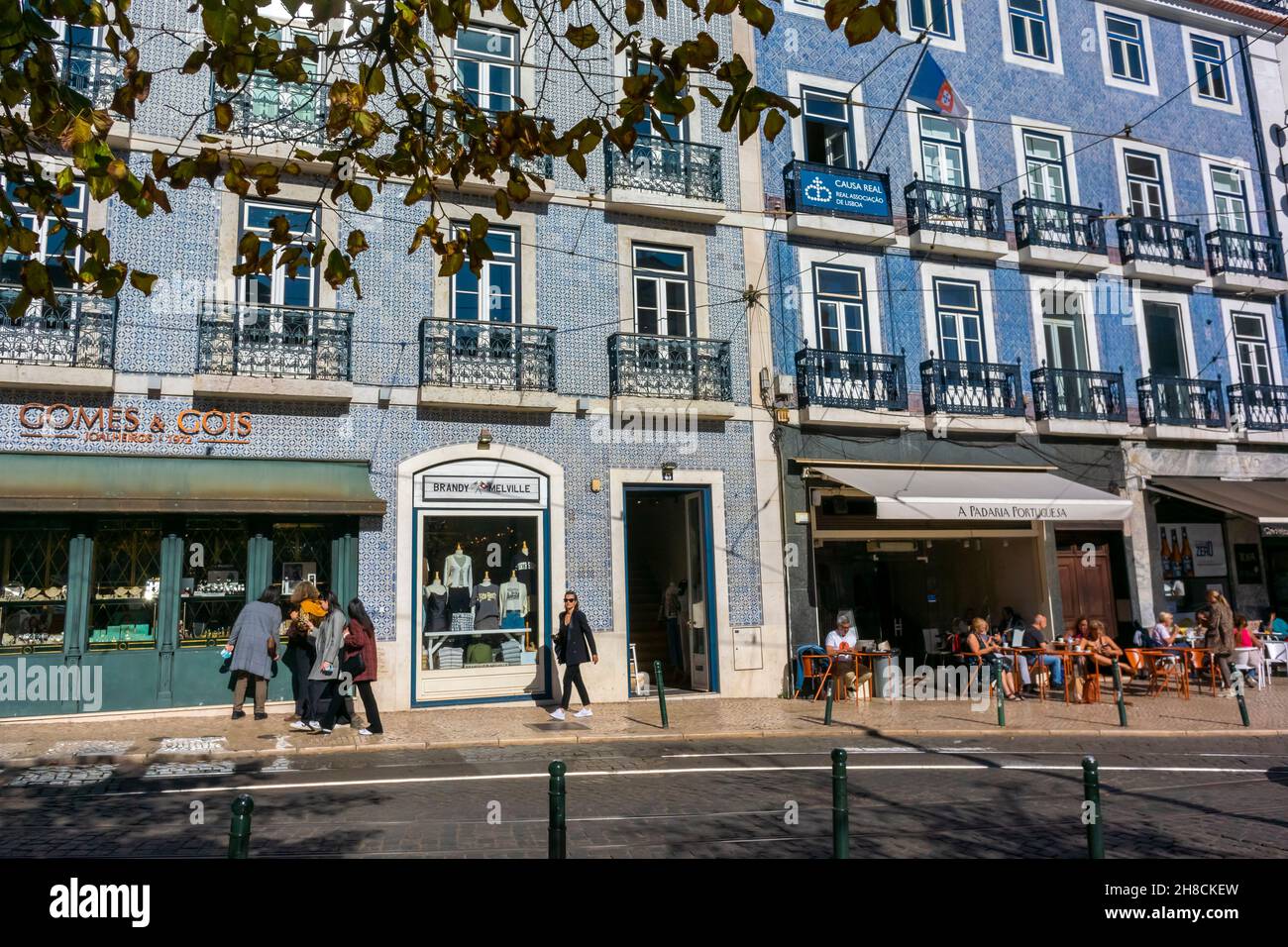 Lisbonne, Portugal, Street Scenes, Row Old Store fronts, Portugese Restaurant, bâtiments colorés Banque D'Images