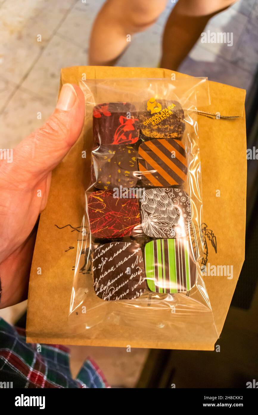 Lisbonne, Portugal, la main tenant des échantillons de chocolat dans  l'emballage dans la boutique locale de chocolat, chocolaterie Photo Stock -  Alamy