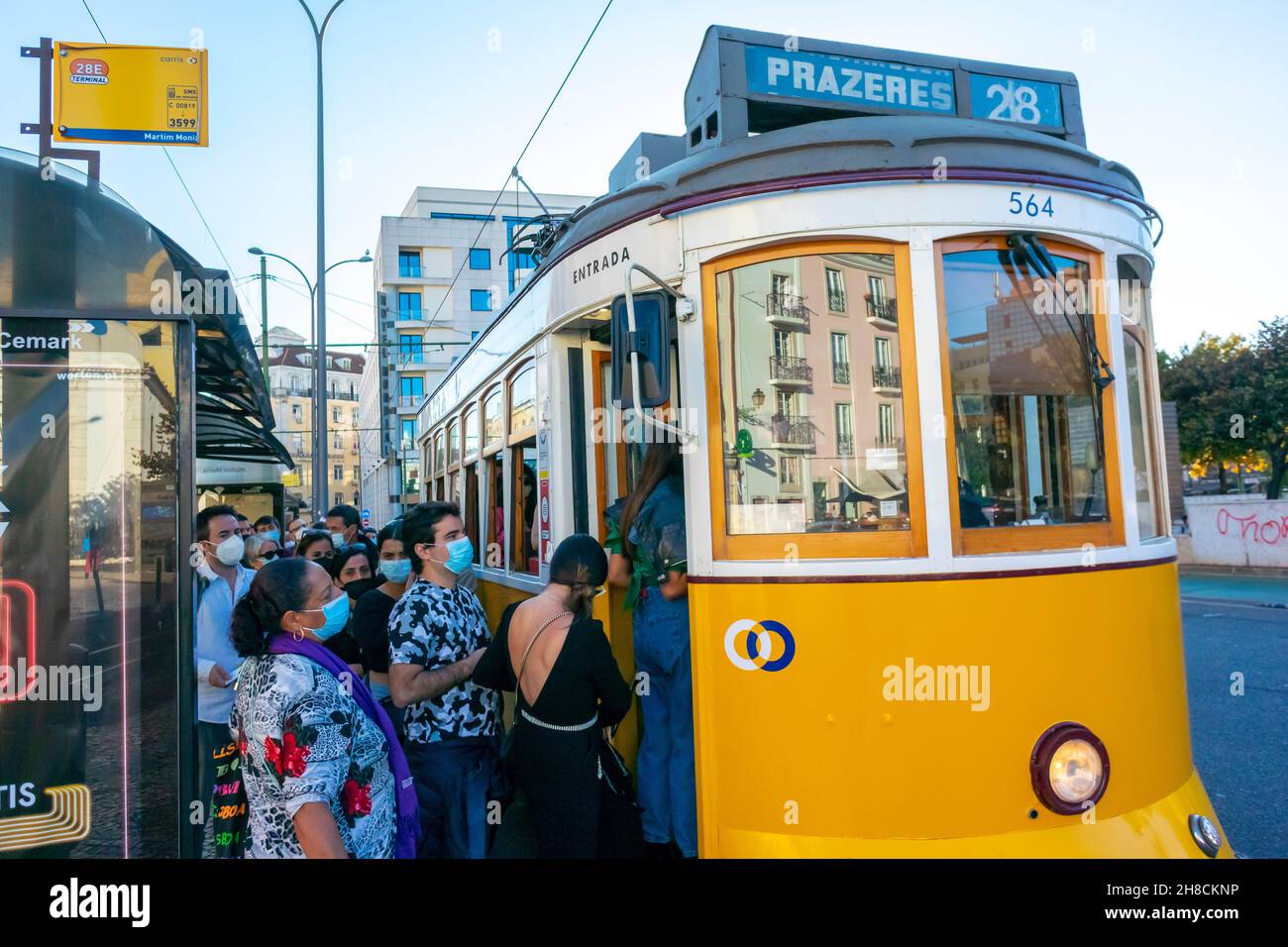 Lisbonne, Portugal, foule touristes embarquant scène de rue, téléphérique historique, tramway n ° 28, trolley vintage, devant Banque D'Images