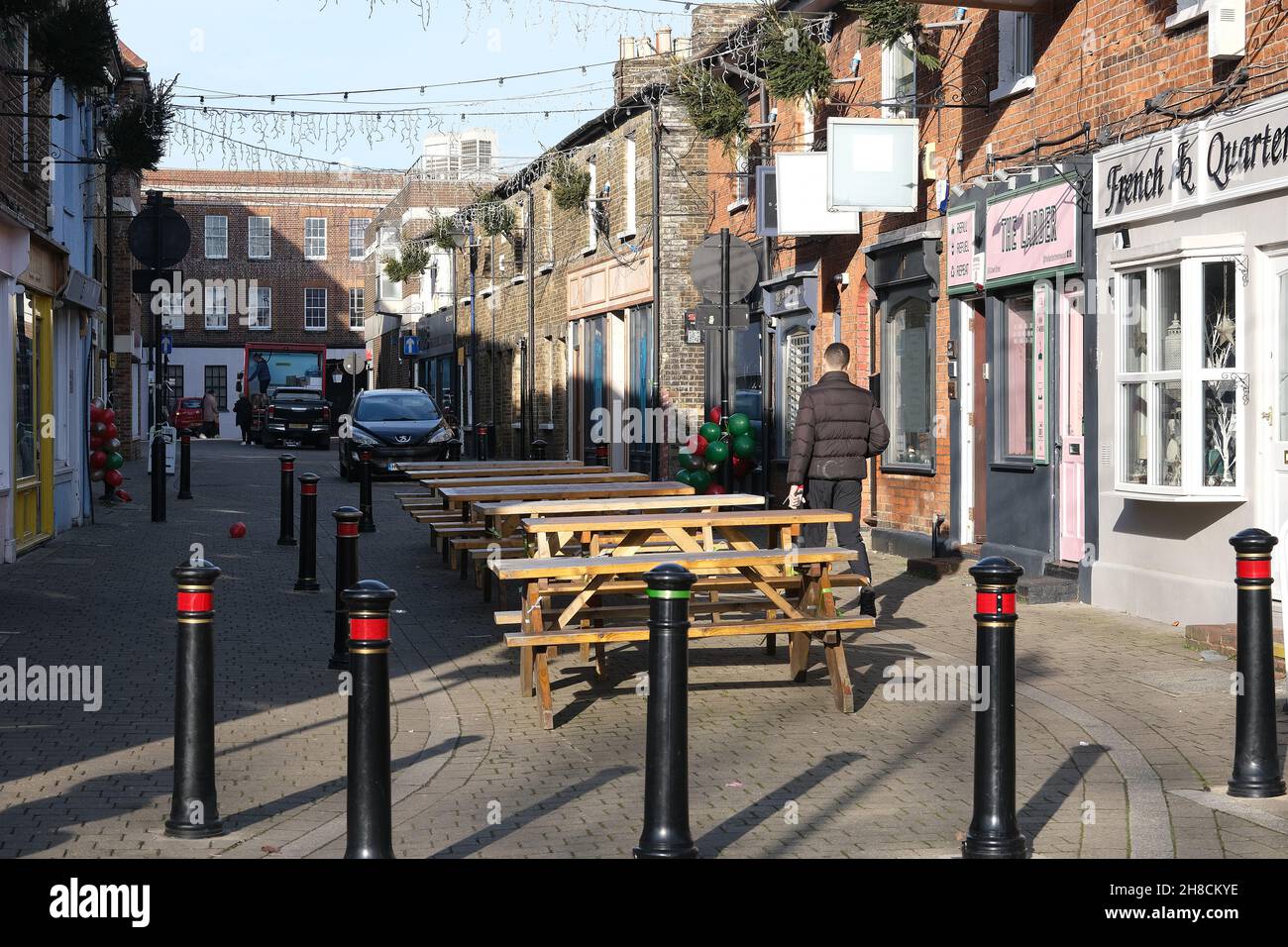 Brentwood Essex, Royaume-Uni.29 novembre 2021.Brentwood Essex a l'un des premiers cas de la variante Omicron de Covid-19.Toute personne qui a visité le KFC sur Brentwood High Street le 19 novembre 21 entre 13:00 et 17:00 est informée de faire un test Covid.Des kits de test de débit latéral ont été distribués le long de High Street.Crédit : MARTIN DALTON/Alay Live News Banque D'Images