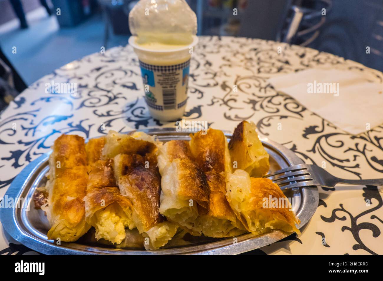 Burek et Ayran, le petit déjeuner des Balkans, Prizren, Kosovo Banque D'Images