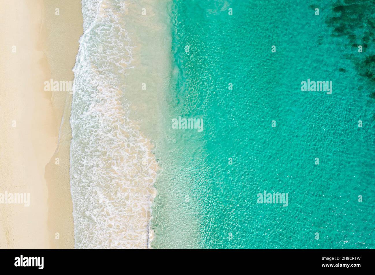 Vue aérienne du dessus de la plage de sable et de la mer bleue.Photo aérienne de la plage de rencontre de l'eau bleue de l'océan et des vagues mousseuse.Vue aérienne de dessus de plage vue aérienne au-dessus de la mer. Banque D'Images
