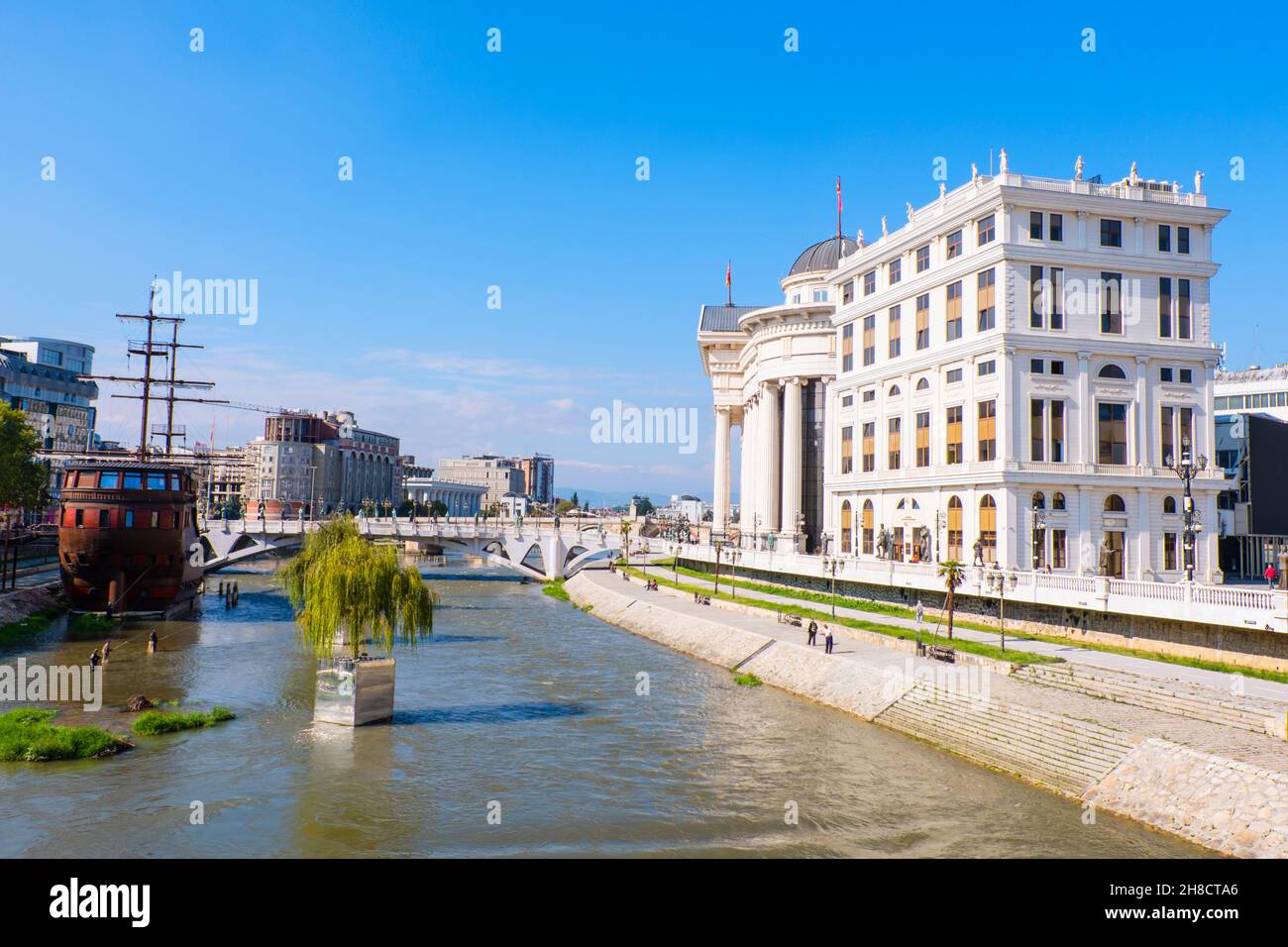 Rivière Vardar, avec la promenade de Dimitar Vlahov, Skopje, Macédoine du Nord Banque D'Images
