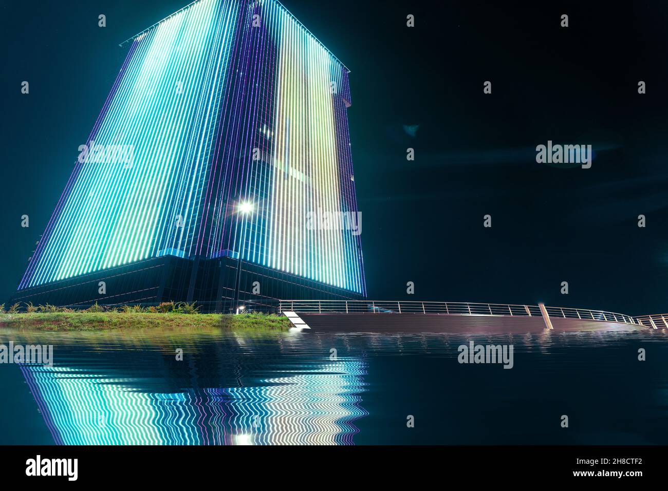 Façade MULTIMÉDIA d'extérieur À LED, écran d'affichage dynamique. Façade extérieure lumière sur un grand immeuble de bureaux, applique murale à LED, éclairage architectural. Banque D'Images