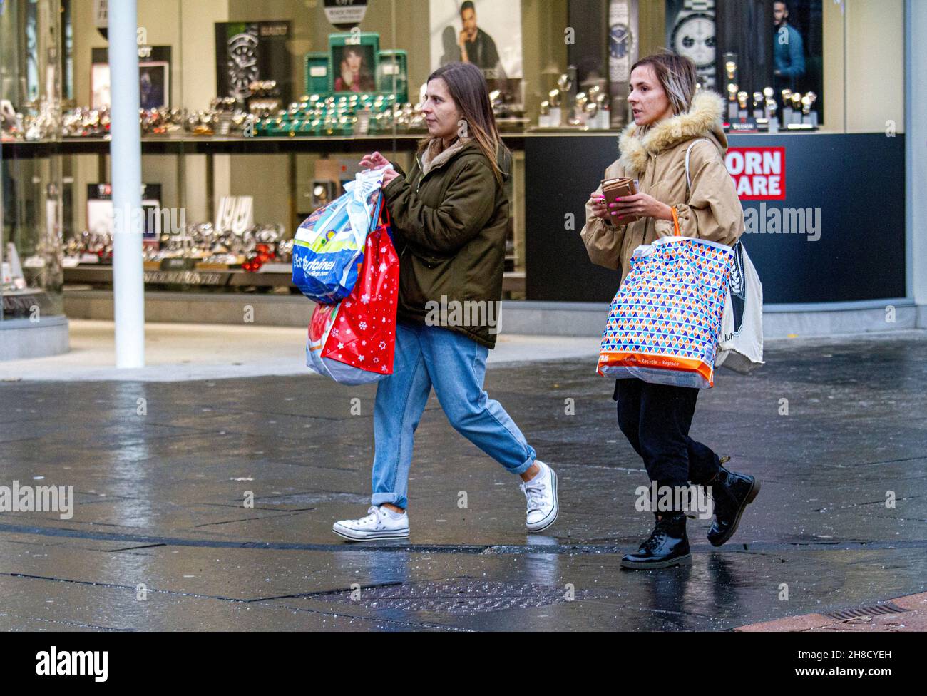 Dundee, Tayside, Écosse, Royaume-Uni.29 novembre 2021.Météo au Royaume-Uni: Des températures aussi basses que 6°C ont été enregistrées dans certaines parties du nord-est de l'Écosse.Lors d'un jour de novembre très froid, quelques habitants de Dundee braving les éléments pour faire du shopping de Noël dans le centre-ville.Crédit : Dundee Photographics/Alamy Live News Banque D'Images